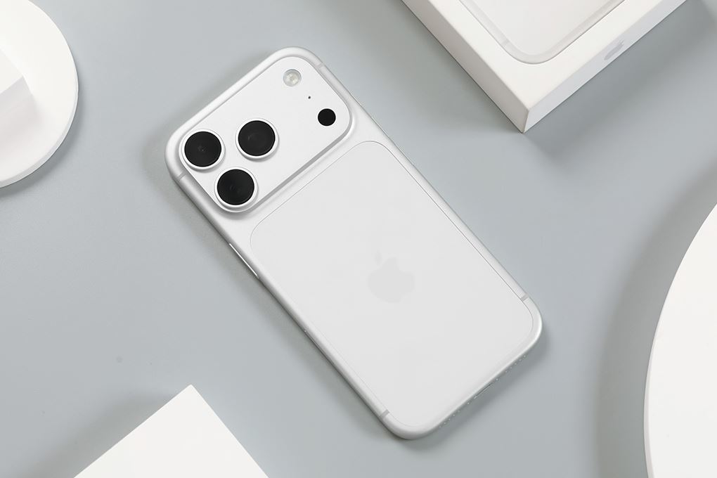 Chất liệu Ceramic Shield ở mặt trước và sau trên iPhone 17 Pro giúp chống trầy, bảo vệ máy bền đẹp theo thời gian Chất liệu Ceramic Shield ở mặt trước và sau trên iPhone 17 Pro giúp chống trầy, bảo vệ máy bền đẹp theo thời gian