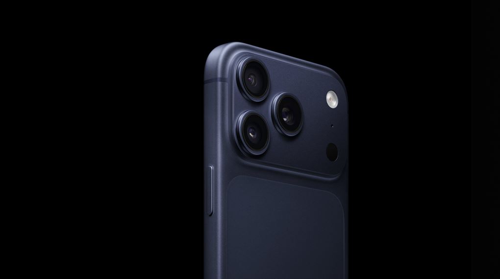iPhone 17 Pro với màu Xanh Đậm (Deep Blue), mang lại cảm giác ổn định và gọn gàng, phù hợp với nhiều bối cảnh hằng ngày iPhone 17 Pro với màu Xanh Đậm (Deep Blue), mang lại cảm giác ổn định và gọn gàng, phù hợp với nhiều bối cảnh hằng ngày